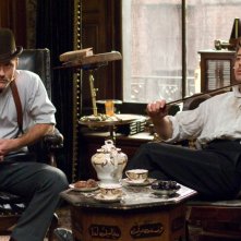 Jude Law e Robert Downey Jr. sono Watson e Sherlock Holmes nel film Sherlock Holmes