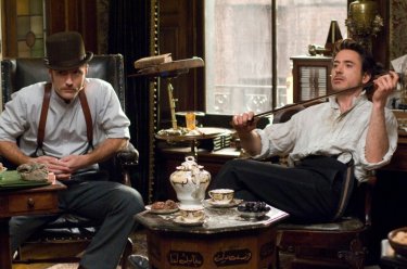 Jude Law e Robert Downey Jr. sono Watson e Sherlock Holmes nel film Sherlock Holmes