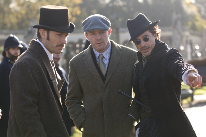 Jude Law, Guy Ritchie e Robert Downey Jr. sul set del film Sherlock Holmes