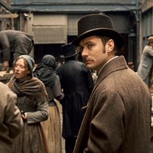 Jude Law in una scena di Sherlock Holmes