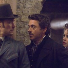 Jude Law, Robert Downey Jr. e Rachel McAdams in una scena di Sherlock Holmes