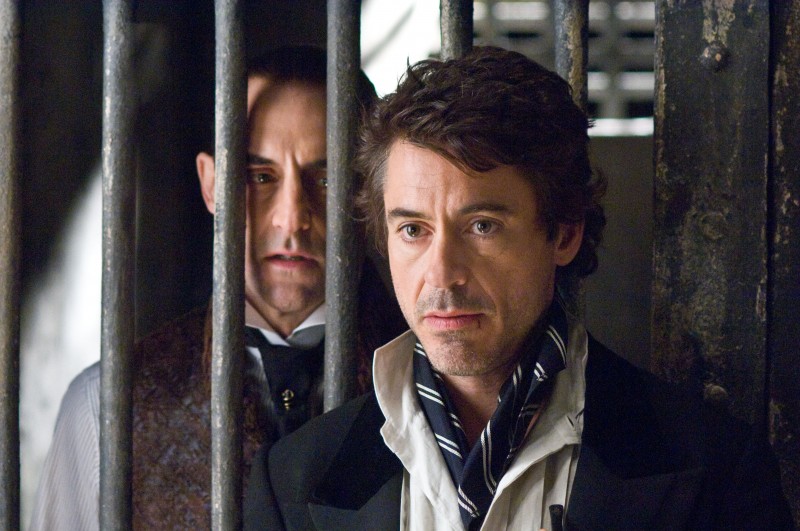 Robert Downey Jr. e Jude Law in una scena di Sherlock Holmes