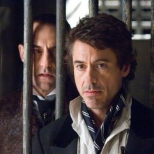 Mark Strong e Robert Downey Jr. in una scena di Sherlock Holmes