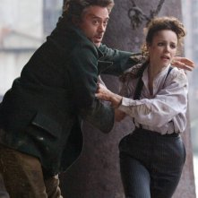 Robert Downey Jr. e Rachel McAdams in una scena di Sherlock Holmes