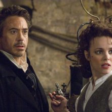 Robert Downey Jr. e Rachel McAdams in una sequenza di Sherlock Holmes