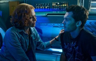 Sigourney Weaver parla con Sam Worthington in una scena del film Avatar