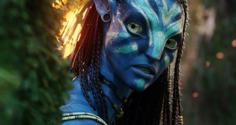 Un bel primo piano di una sorpresa Neytiri in una sequenza del film Avatar
