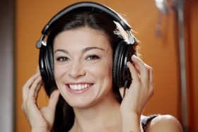 Un'immagine di Roberta Lanfranchi impegnata come doppiatrice