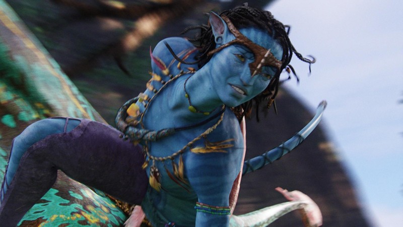 Una sequenza di Avatar con Neytiri, la donna guerriera del clan dei Na'vi
