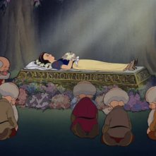 Una triste scena del film d'animazione Biancaneve e i sette nani ( 1937 )
