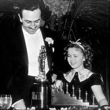 Walt Disney riceve l'oscar speciale da Shirley Temple per Biancaneve e i sette nani