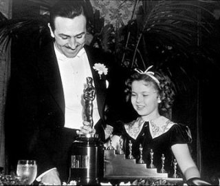 Walt Disney riceve l\'oscar speciale da Shirley Temple per Biancaneve e i sette nani