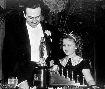 Walt Disney recebe o Oscar especial de Shirley Temple por Branca de Neve e os Sete Anões