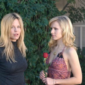 Meg Ryan e Kristen Bell in un'immagine di Serious Moonlight