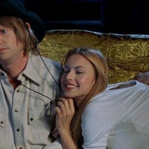 Oren Skoog e Jennifer Lyons in una sequenza del film Transylmania