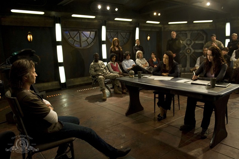 Camille Ming Na E Chloe Elyse Levesque Interrogano Il Dr Rush Robert Carlyle Nell Episodio Justice Di Stargate Universe 140877