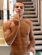 Grande Fratello 10, Giorgio Ronchini si fa la barba