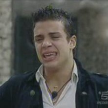 Grande Fratello 10, settima puntata: Marco si lascia andare all'emozione della diretta.