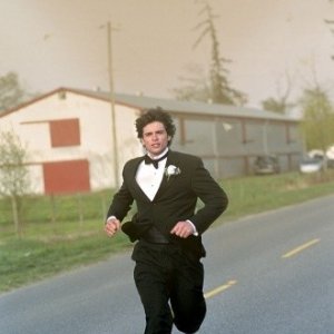 Clark Kent corre verso il tornado nell'episodio Aria di Tempesta di Smallville
