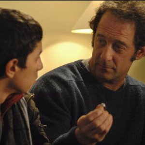 Firat Ayverdi e Vincent Lindon in una scena del film Welcome