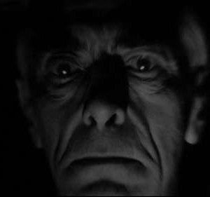 Fred Johnson in una scena del film La casa del terrore ( 1961 )