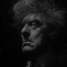 Fred Johnson in una sequenza del film La casa del terrore ( 1961 )