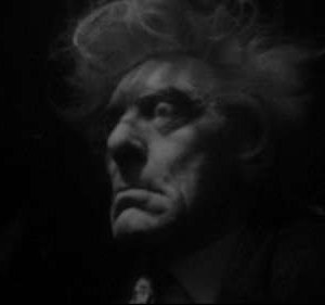 Fred Johnson in una sequenza del film La casa del terrore ( 1961 )