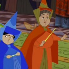 Le tre fate in una scena del film d'animazione La bella addormentata nel bosco ( 1959 )