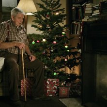 Il padre di Jethro, Jackson Gibbs (Ralph Waite) vicino al camino nell'episodio Faith di Navy N.C.I.S.