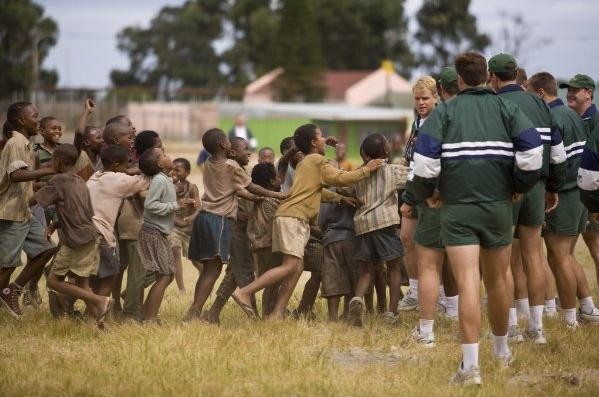 Matt Damon E I Bambini Del Sud Africa In Una Scena Del Film Invictus 141119