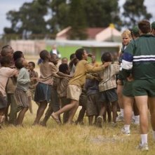 Matt Damon e i bambini del Sud Africa in una scena del film Invictus