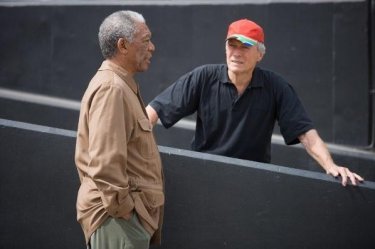 Morgan Freeman e il regista Clint Eastwood sul set del film Invictus
