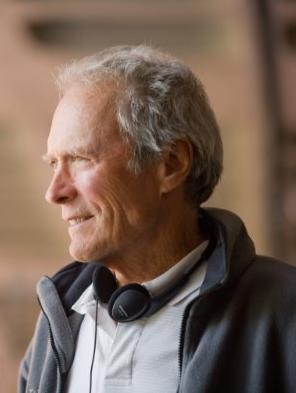 Un primo piano del regista Clint Eastwood sul set di Invictus
