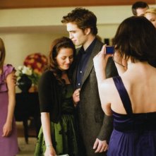 Alice (Ashley Greene) scatta una foto a Bella (Kristen Stewart) ed Edward (Robert Pattinson) nel film Twilight: New Moon