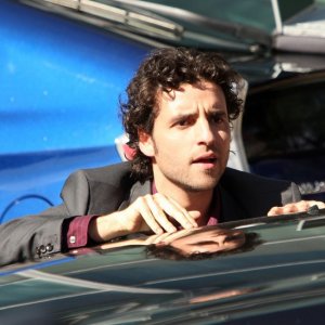 Charlie (David Krumholtz) in una scena dell'episodio Con Job di Numb3rs