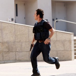 Don (Rob Morrow) mentre corre, in una scena dell'episodio Con Job di Numb3rs