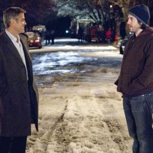 George Clooney e Jason Reitman in una scena del film Tra le nuvole
