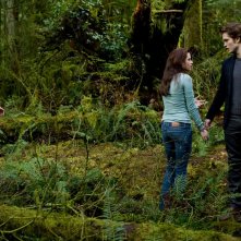 Il trio protagonista: Taylor Lautner, Kristen Stewart e Robert Pattinson in un momento del film Twilight: New Moon