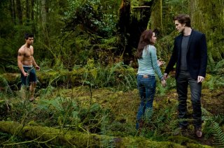 Il trio protagonista: Taylor Lautner, Kristen Stewart e Robert Pattinson in un momento del film Twilight: New Moon