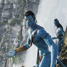 Jake coi lineamenti del Na'vi insieme al rivale Tsu'Tey in una scena del film Avatar