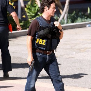 L'attore Rob Morrow in una scena dell'episodio Con Job di Numb3rs