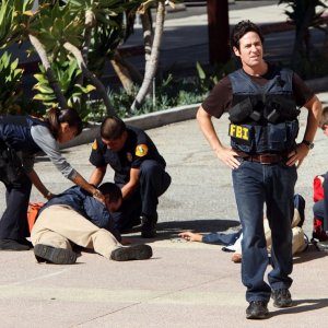 Liz Warner (Aya Sumika) e Don Eppes (Rob Morrow) in un caso contro esperti rapinatori nell'episodio Con Job di Numb3rs