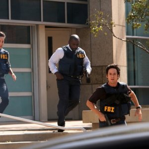 Una sequenza dell'episodio Con Job di Numb3rs con gli Agenti Speciali Warner (Aya Sumika), Eppes (Rob Morrow) e Sinclair (Alimi Ballard)