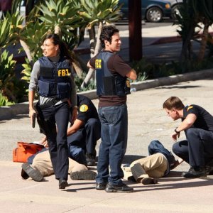 Warner (Aya Sumika) e Eppes (Rob Morrow) aiutano i feriti nell'episodio Con Job di Numb3rs