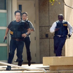 Warner (Aya Sumika), Eppes (Rob Morrow) e Sinclair (Alimi Ballard) fuggono, in una scena dell'episodio Con Job di Numb3rs