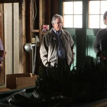 Alan Eppes (Judd Hirsch), l'Agente Roger Bloom (Henry Winkler), ormai in pensione, e Don Eppes (Rob Morrow) nell'episodio Old Soldiers di Numb3rs