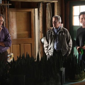 Alan (Judd Hirsch), l'Agente Roger Bloom (Henry Winkler) e Don (Rob Morrow) nell'episodio Old Soldiers di Numb3rs