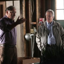 Alan (Judd Hirsch) parla con l'Agente Roger Bloom (Henry Winkler) in una sequenza dell'episodio Old Soldiers di Numb3rs
