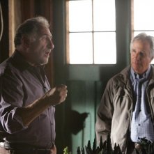 Judd Hirsch e la guest star Henry Winkler in un momento dell'episodio Old Soldiers di Numb3rs