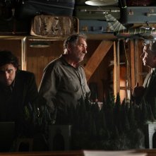 L'Agente Roger Bloom (Henry Winkler) aiuta Alan (Judd Hirsch) e Charlie (David Krumholtz) ad indagare sul caso di una rapina nell'episodio Old Soldiers di Numb3rs